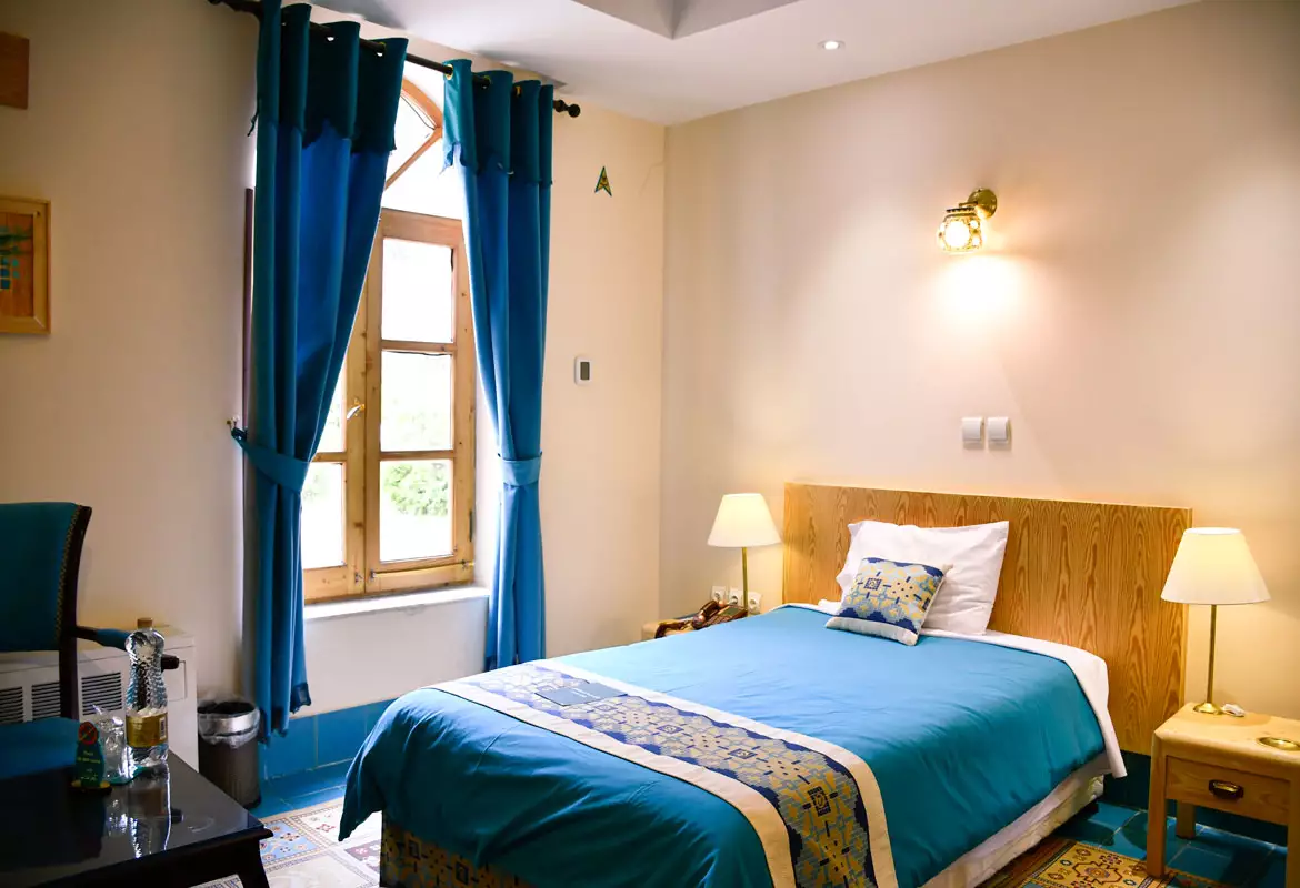 Alibaba https://cdn.alibaba.ir/ostorage/hotel-accommodation-images/686cfc33a1e6f83605b73c7b_یک تخته یا یک تخته استاندارد (1).webp